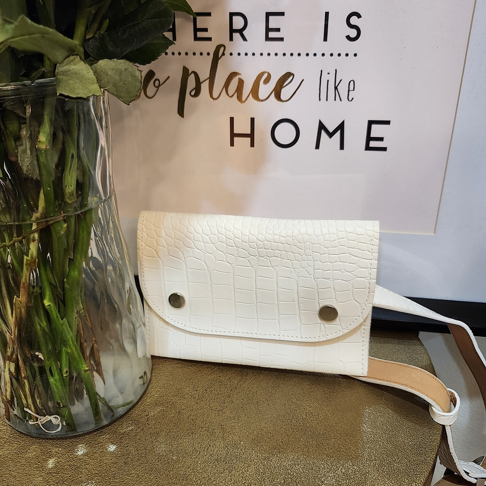 🤗 Elegant White Croc-Embossed Women's Bag